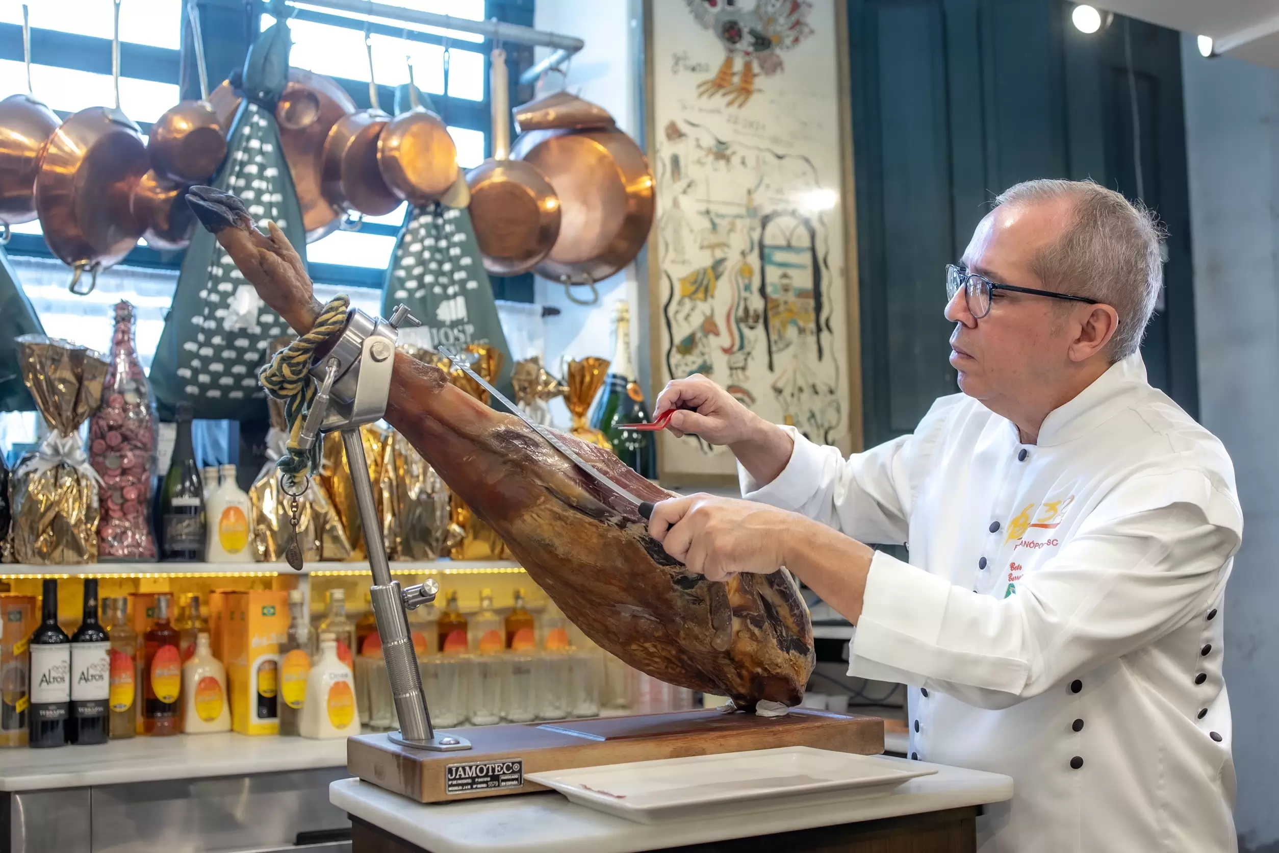Com coxinha de rã ao legítimo jamón Pata Negra, o cardápio do Box 32 faz do Mercado Público num oásis gastronômico em Florianópolis