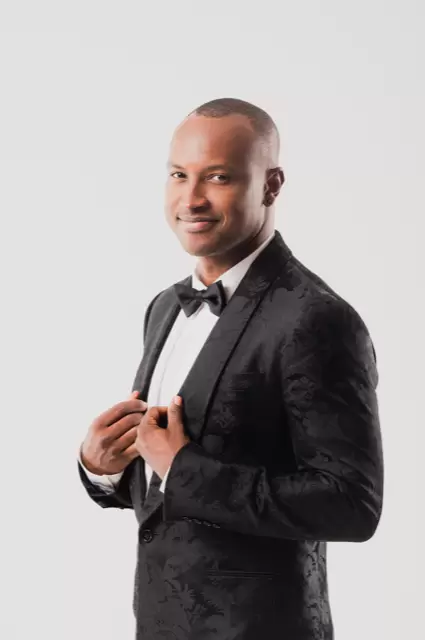 Thiaguinho celebra 20 anos de história com comemoração no P12