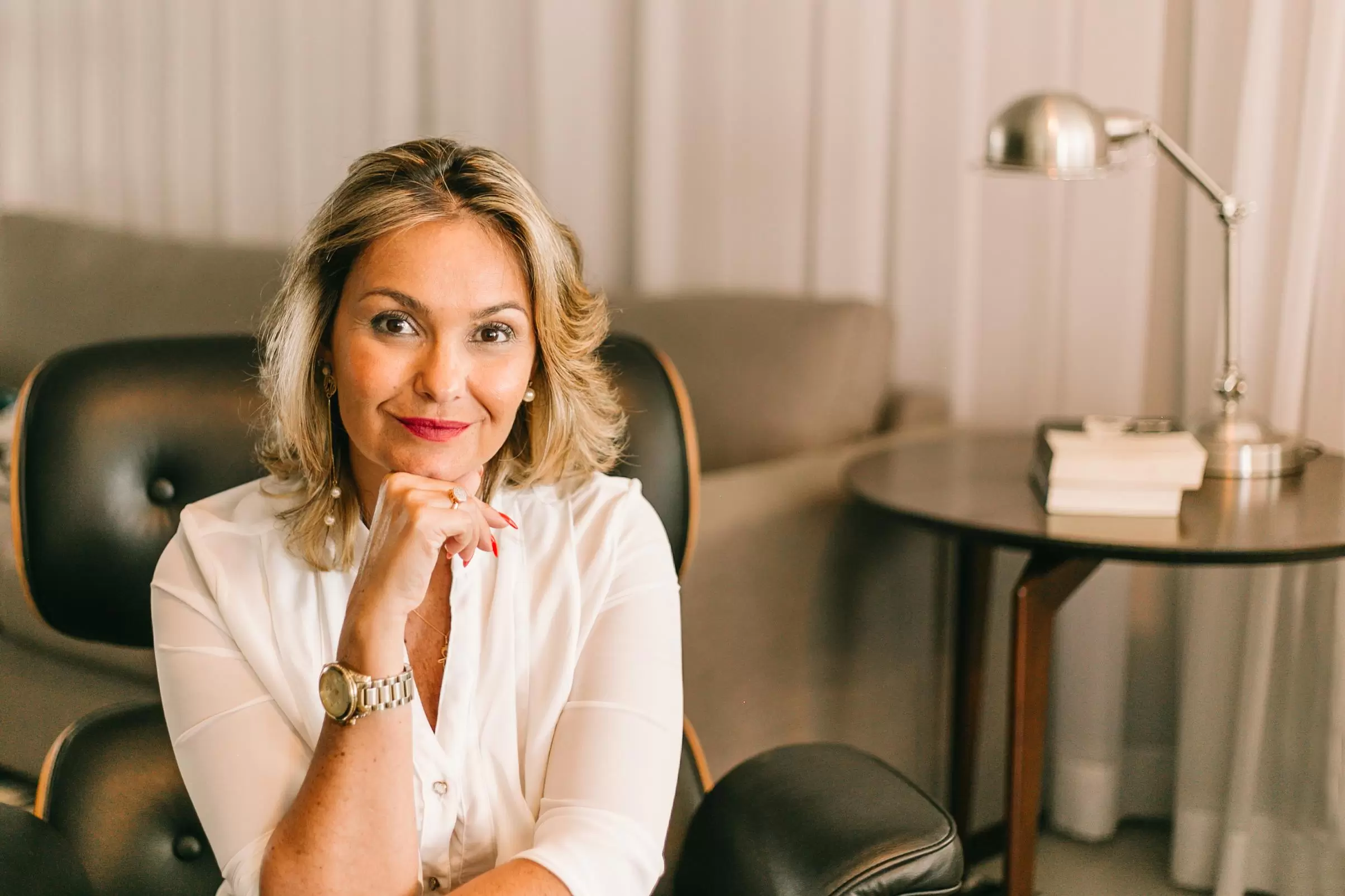 Outubro Rosa: Jornalista que venceu o câncer lança livro infantil sobre a doença,  narrado pelo filho 