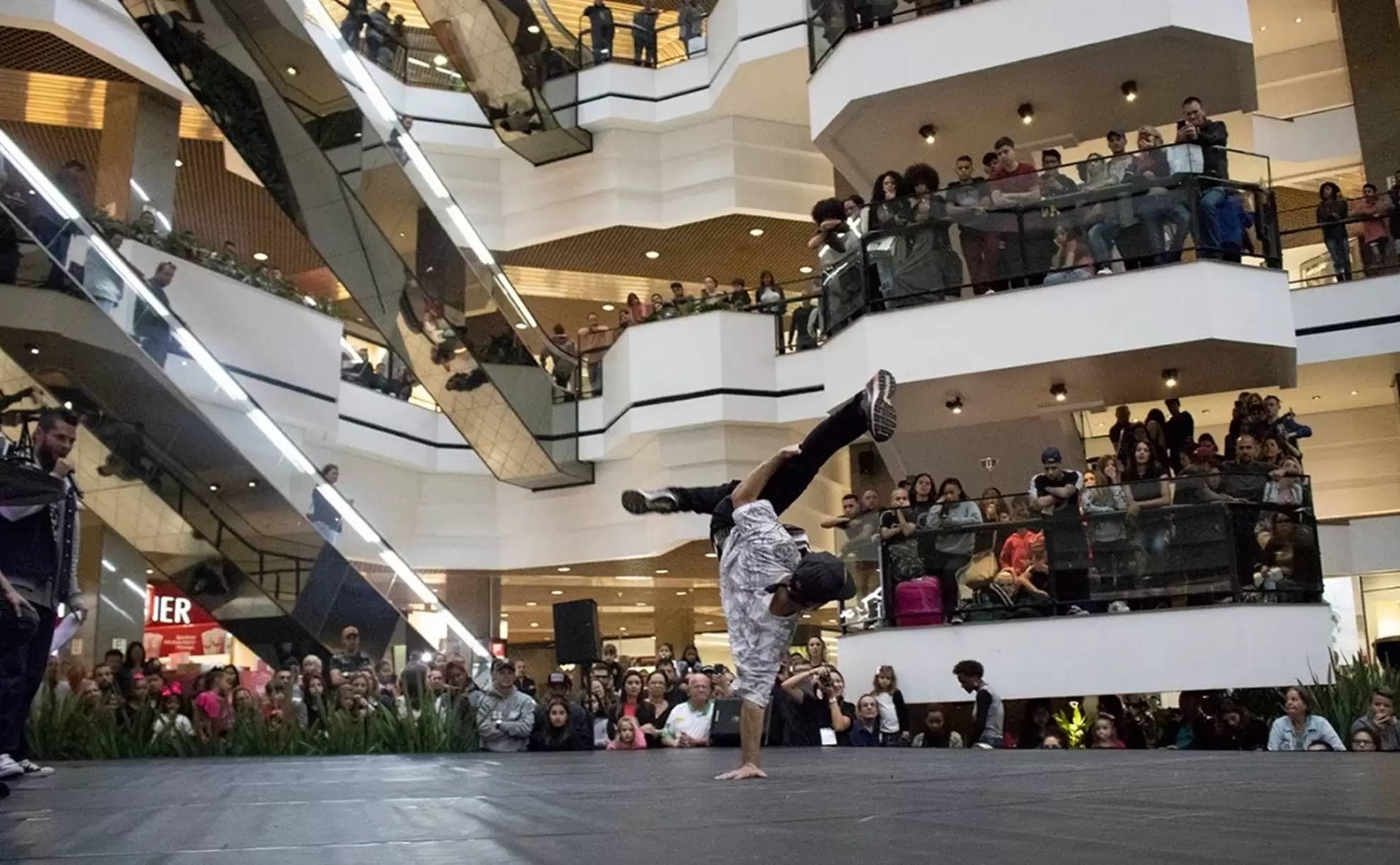 BATALHA DE DANÇAS URBANAS VOLTA AO FESTIVAL DE DANÇA DE FLORIANÓPOLIS