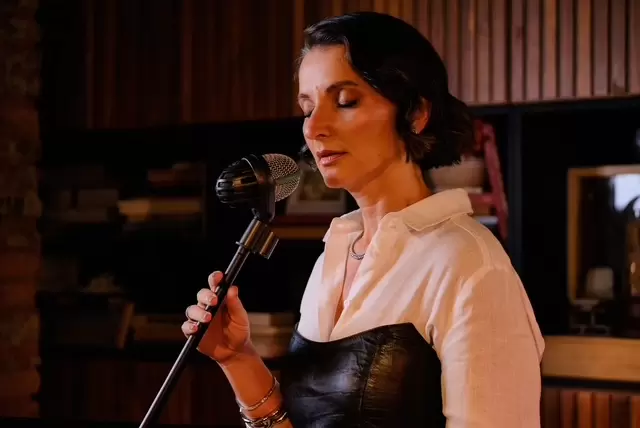 Alice Tenfen estreia novo repertório de música brasileira