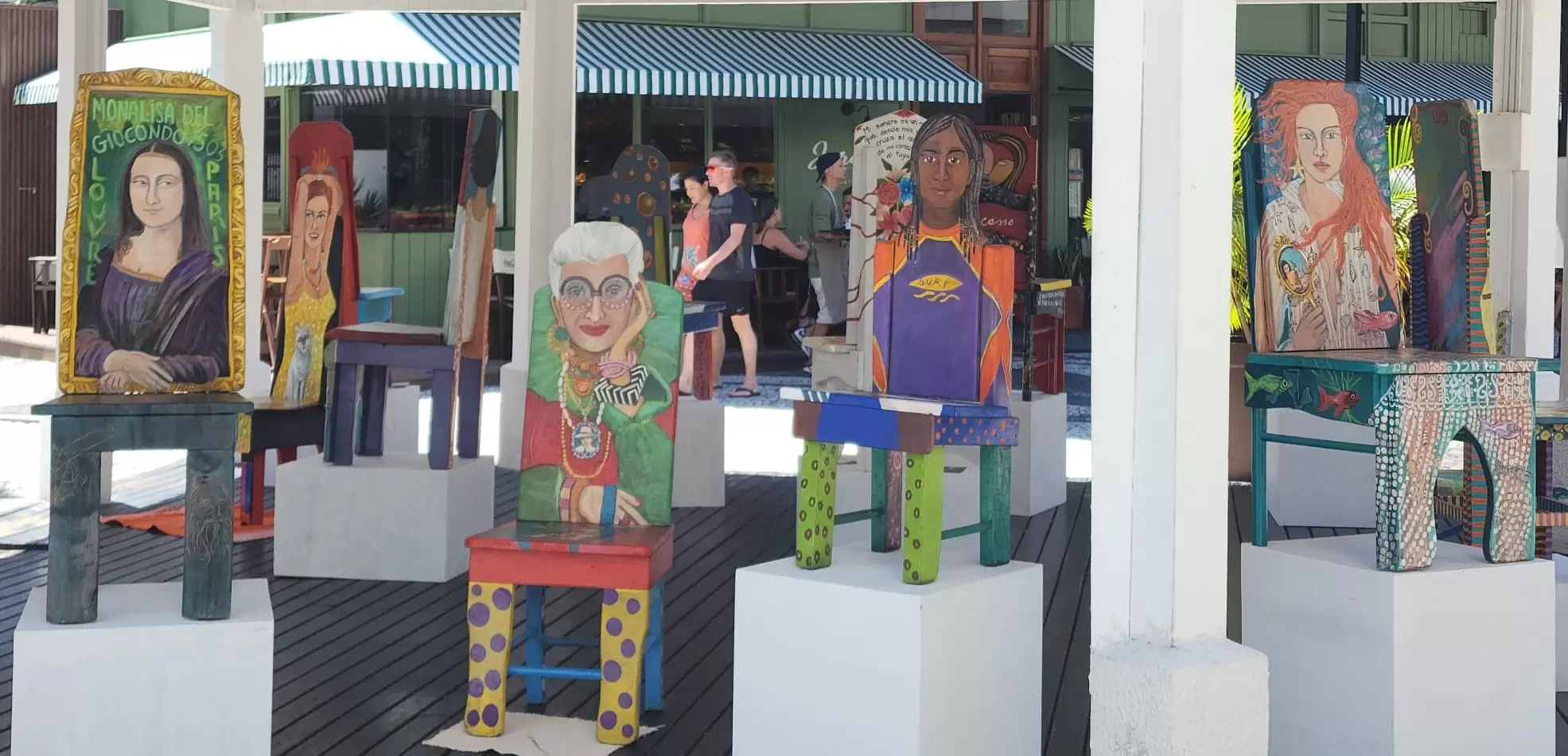 Jurerê OPEN promove exposição de cadeiras artísticas, karaokê e shows