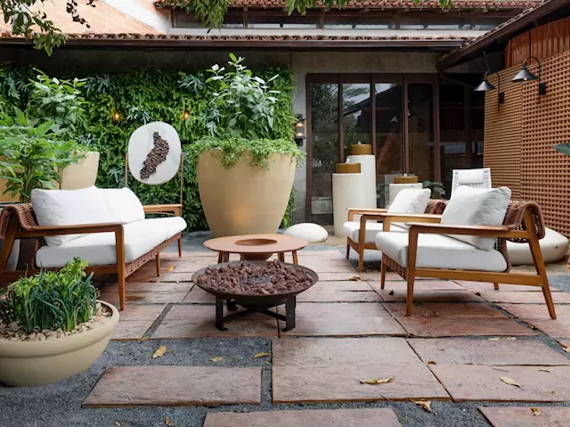 Relaxamento, oásis tropical e contemplação do pôr do sol compõem o paisagismo da CASACOR Santa Catarina - Florianópolis 2023