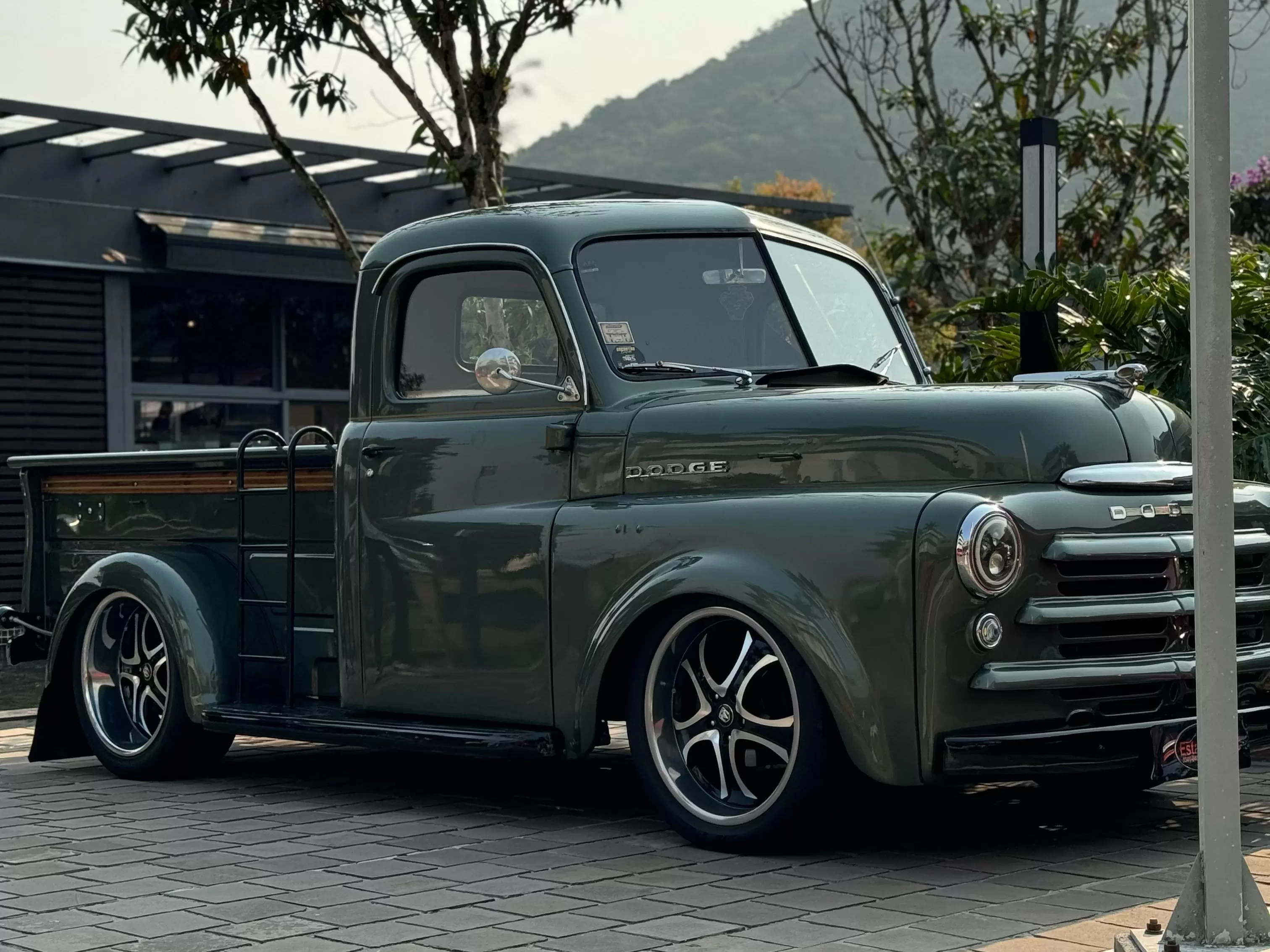 Largo José Daux recebe exposição de carros antigos para comemorar o aniversário de Floripa