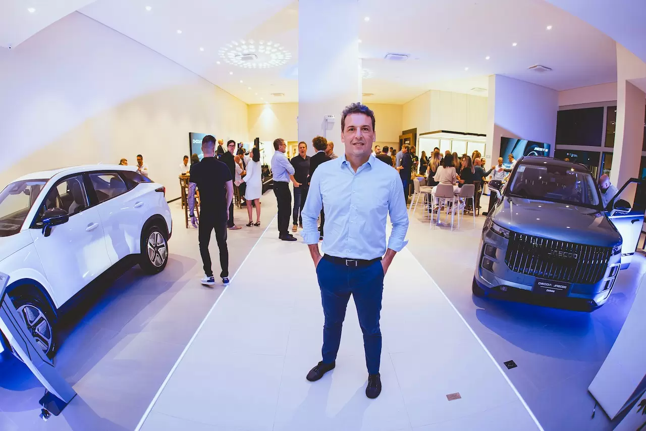 Marca chinesa Omoda & Jaecoo chega a Santa Catarina com dois modelos de SUVs e amplia o compromisso do Grupo Dimas com a mobilidade elétrica