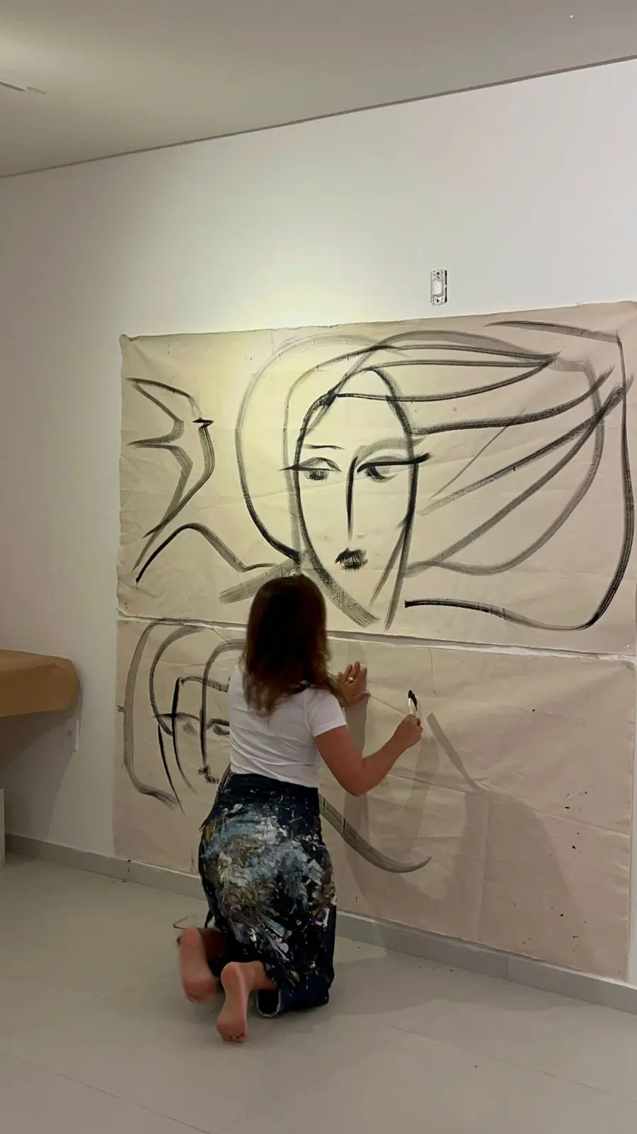 Artista plástica apresenta sua arte ao vivo, em BC