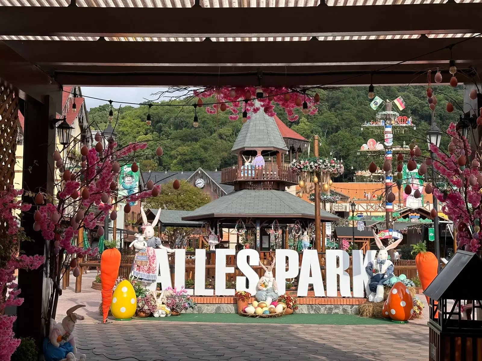 Diversão, cultura e tradição na Festa da Páscoa do Alles Park Programação especial inclui oficina de pintura de casquinhas, caça aos ovos e música