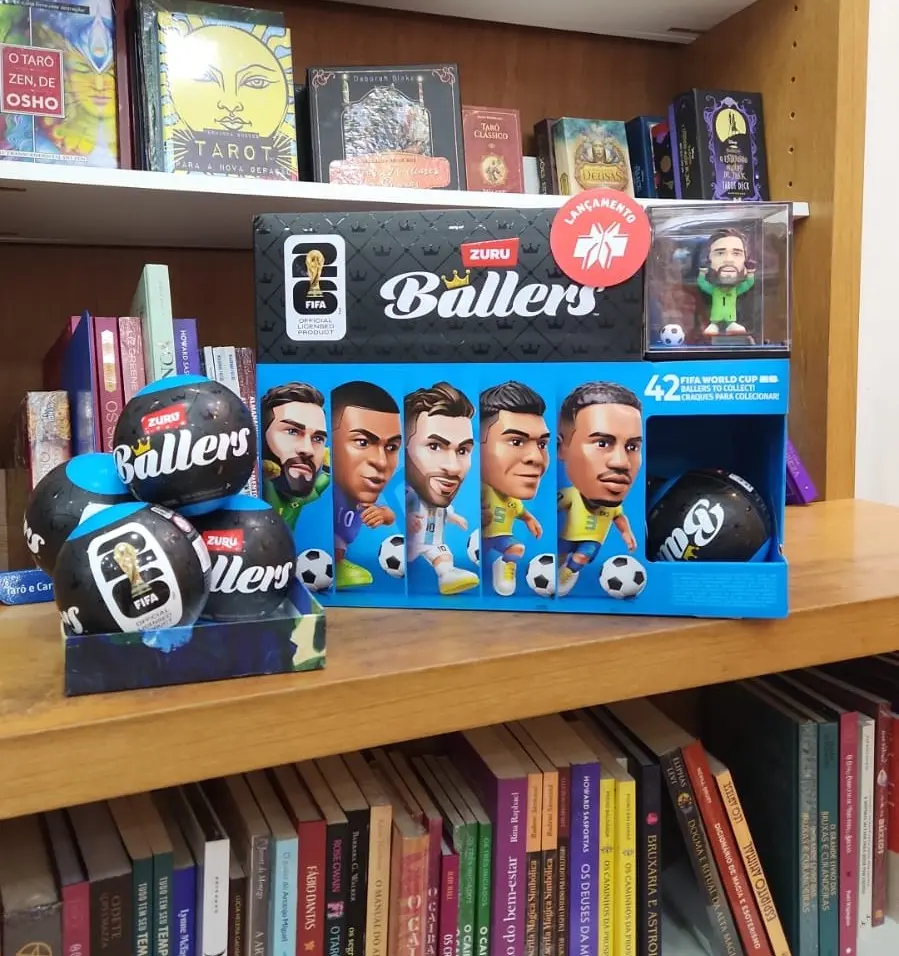 Vitrines do Itajaí Shopping antecipam o clima de Copa e trazem produtos e experiências do Mundial