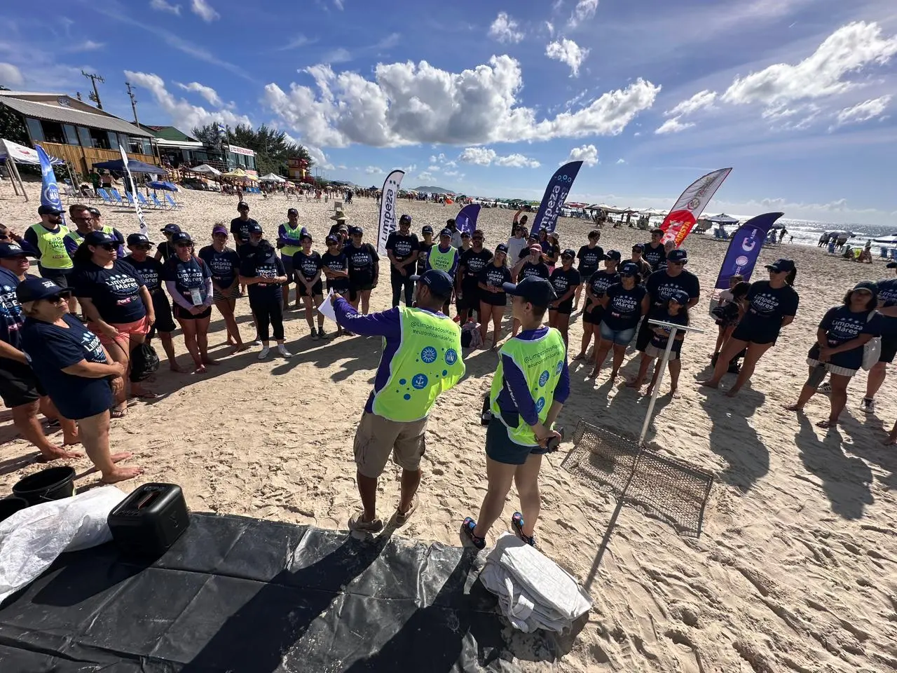 Limpeza dos Mares realiza blitz educativa na Arena de Verão do Comper, em Bombinhas