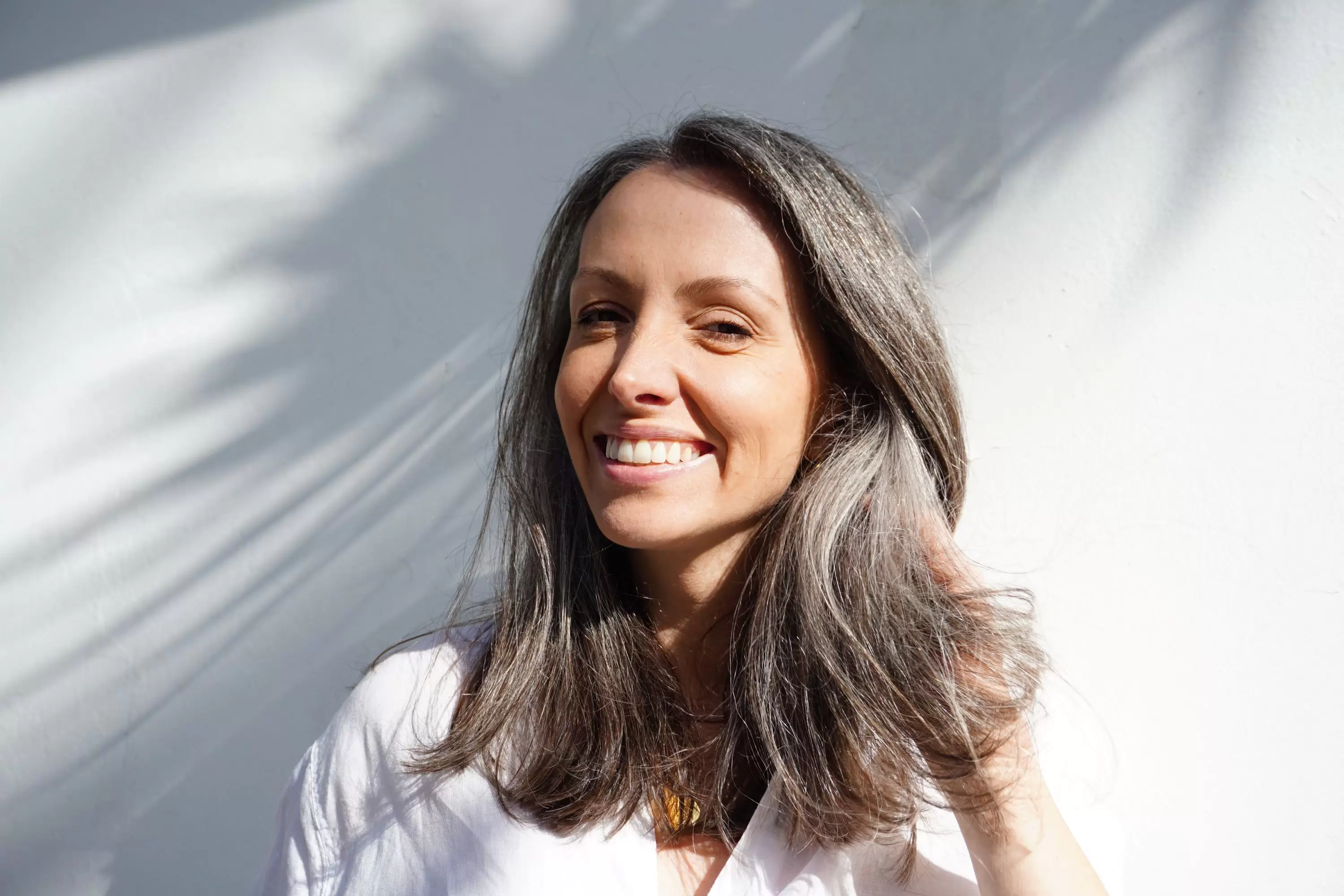 Jornalista de Florianópolis lança livro sobre cabelos brancos, padrões de beleza, autoestima e medo de envelhecer em mulheres