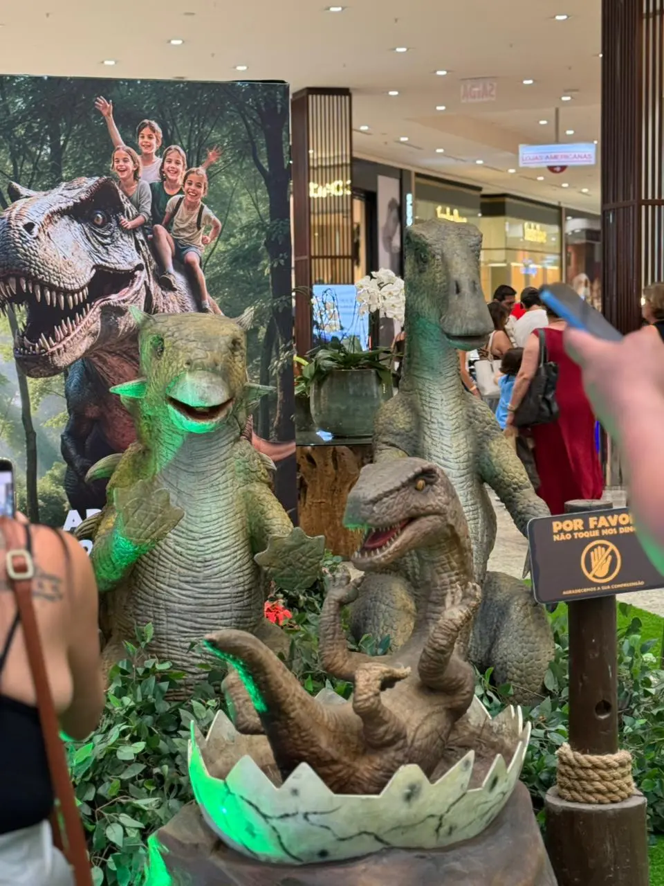 Os dinossauros do Parque Aventura Jurássica invadem as férias divertidas do Balneário Shopping