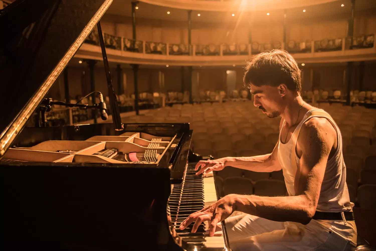 Clássicos do rock tocados no piano