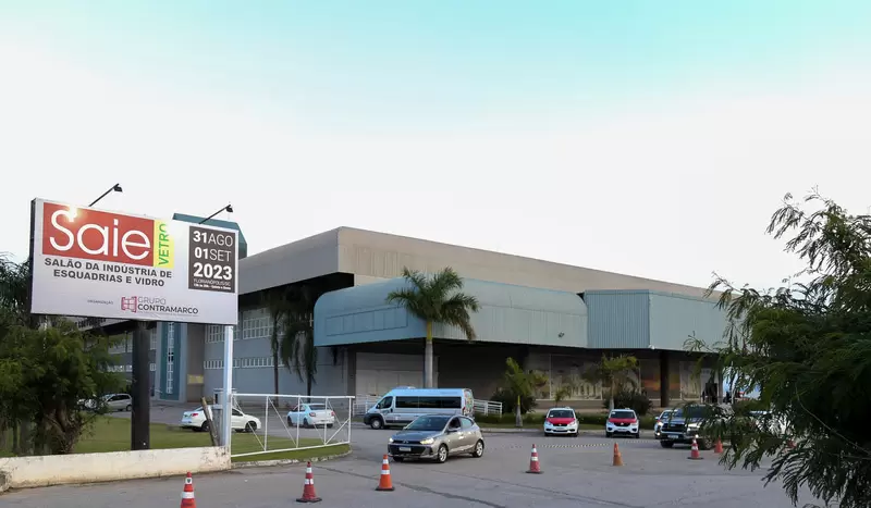 SAIE VETRO 2025 anuncia programação com palestras e encontros técnicos para profissionais do setor de portas, janelas e vidros em Florianópolis