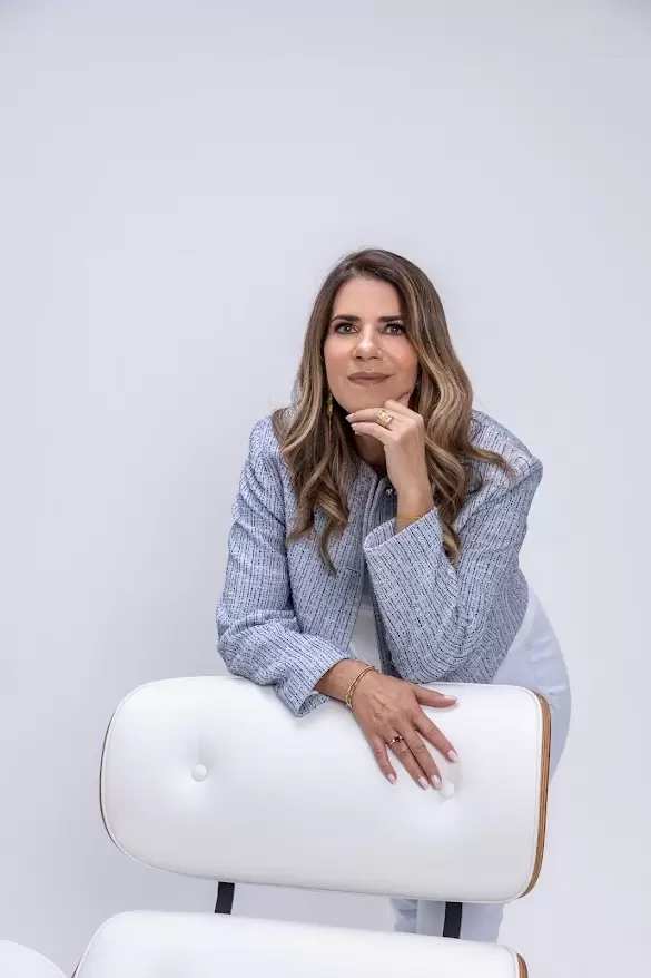 Em Florianópolis, Simone Arrojo lança livro que ensina a desemaranhar o destino a partir da consciência plena