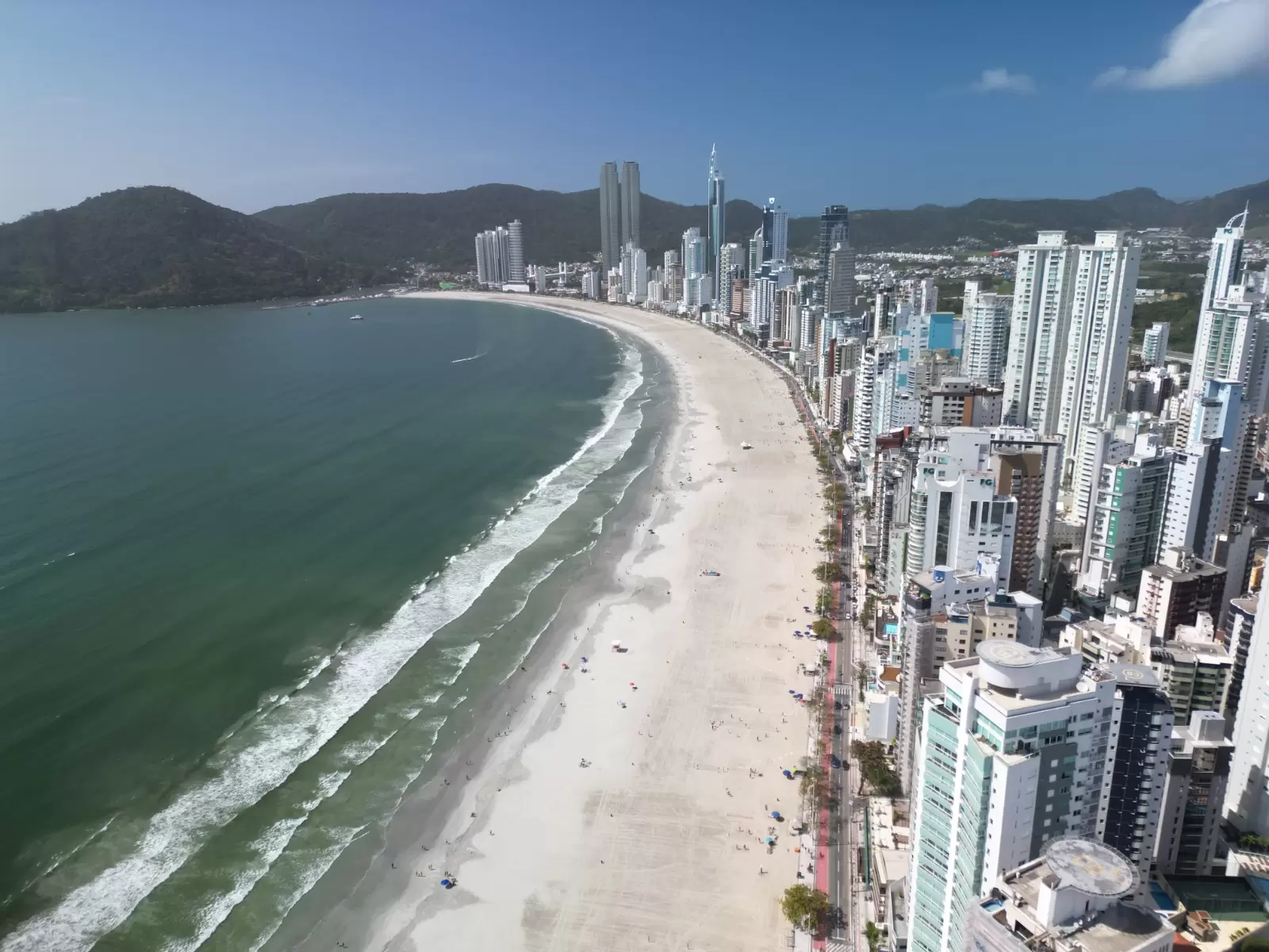 Balneário Camboriú participa da FIT América Latina 2025 com estande institucional e presença do trade