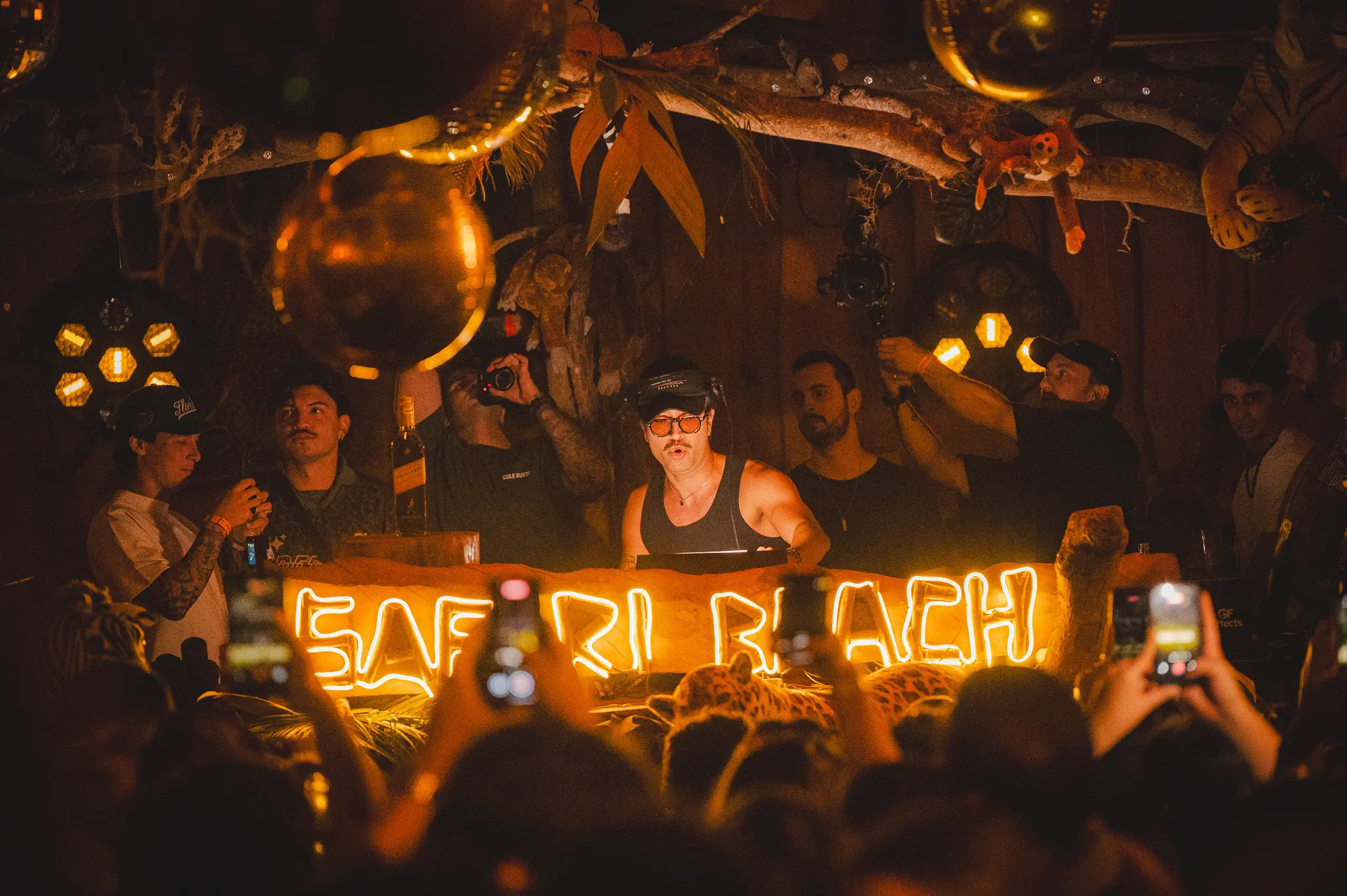 Safari Beach Jurerê reúne curadoria internacional em quatro datas de Carnaval à beira-mar