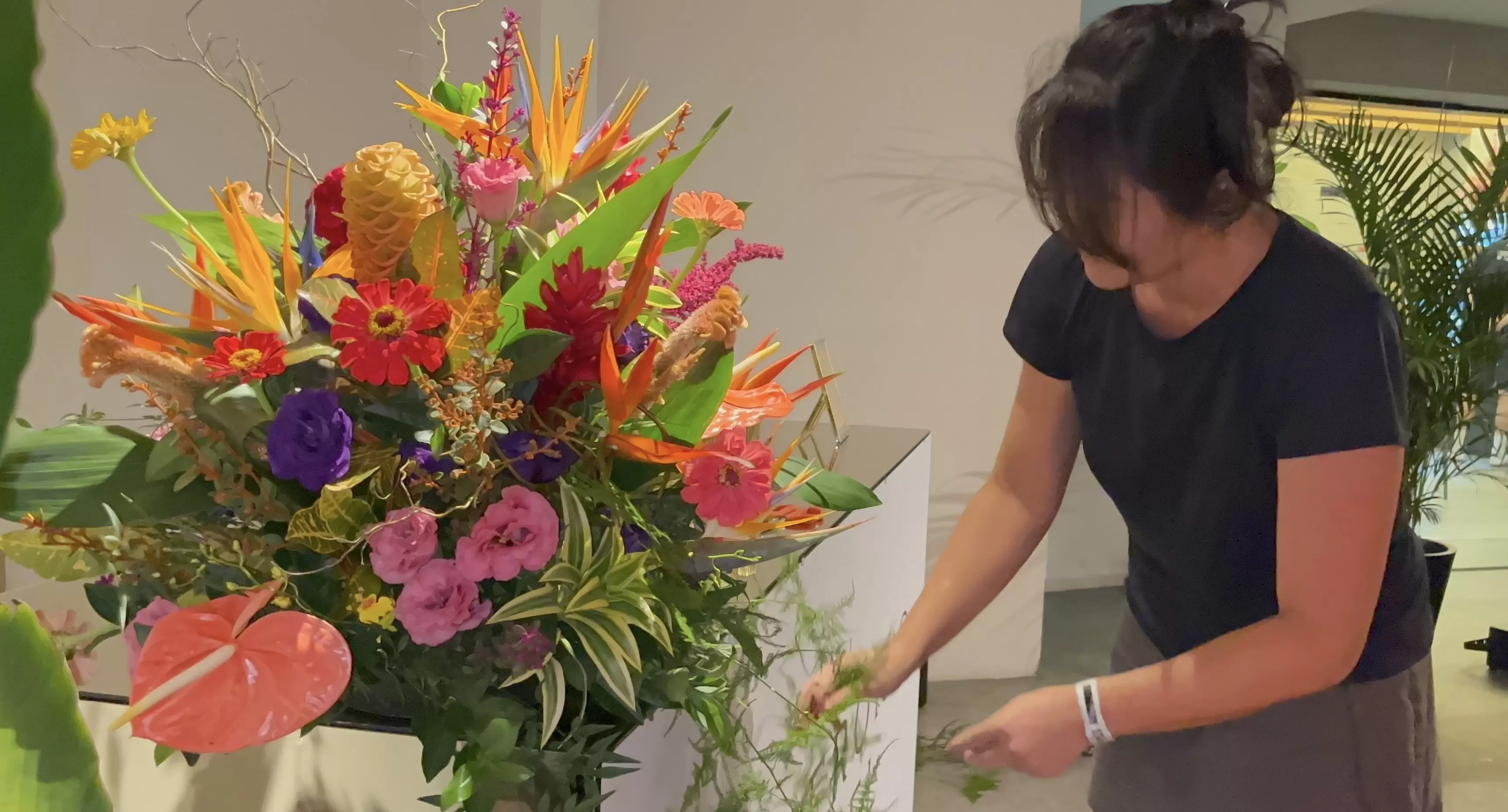 Suzana Flores assina decoração tropical para evento exclusivo da Bulgari no MIS