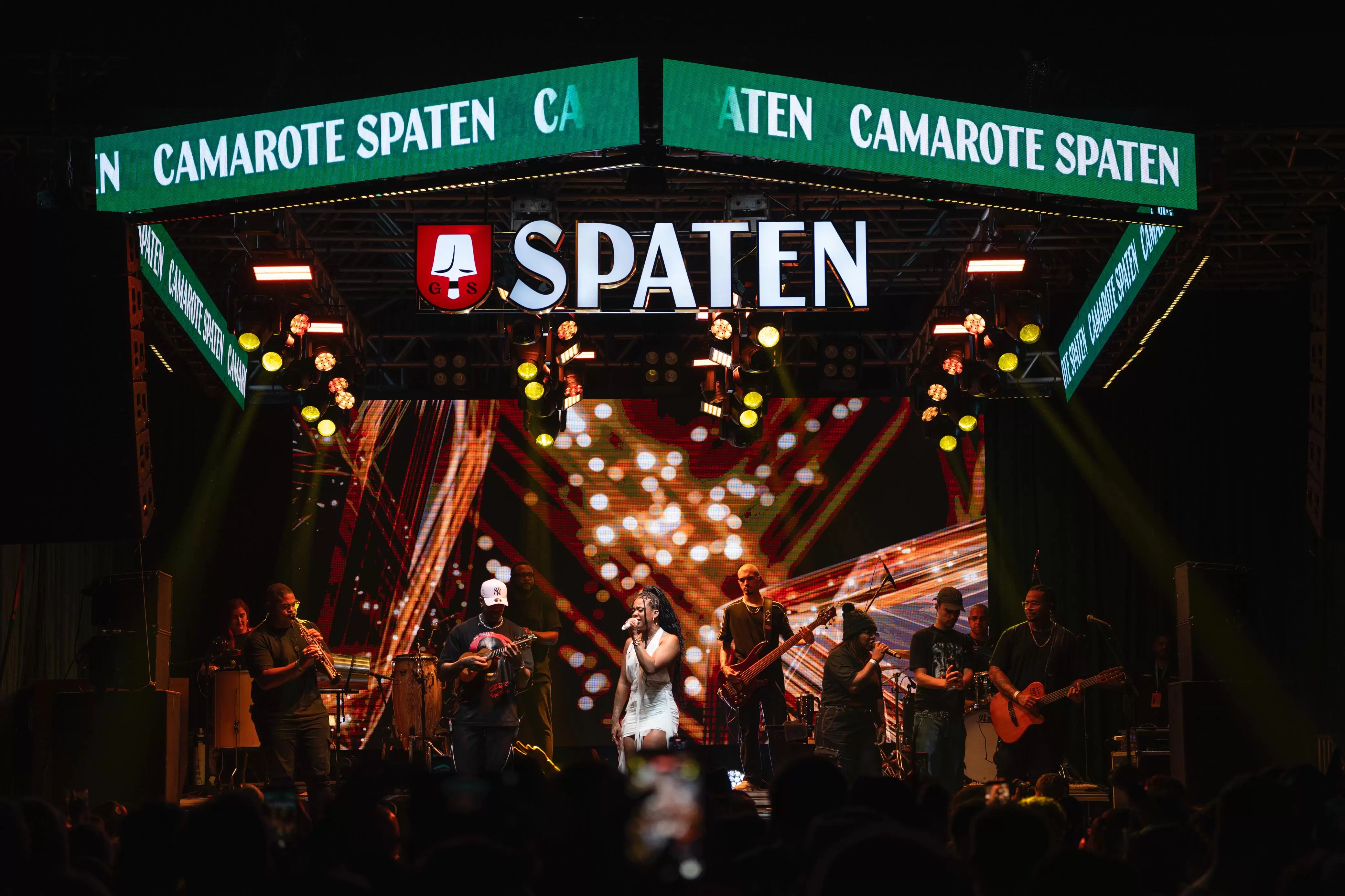 Camarote Spaten esgota ingressos e vibra com show de Marvvila na Oktoberfest de Blumena