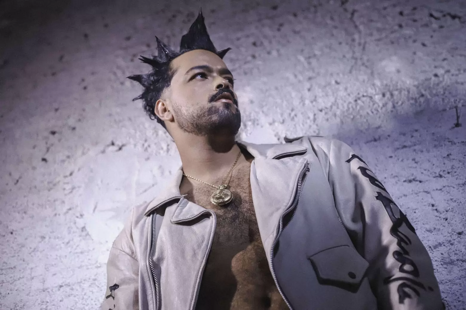 Rivero lança clipe de “Bateu” com crítica à modernidade e estética impactante