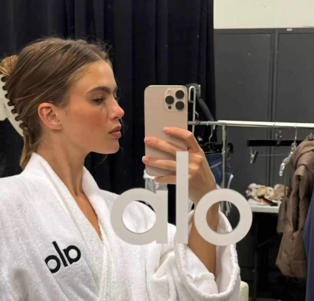 Modelo Maria Klaumann fotografa para a nova campanha da marca Alo