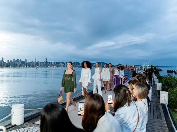 Balneário Fashion Show abre programação Winter 2026 com desfile na Barra Sul em experiência inédita  