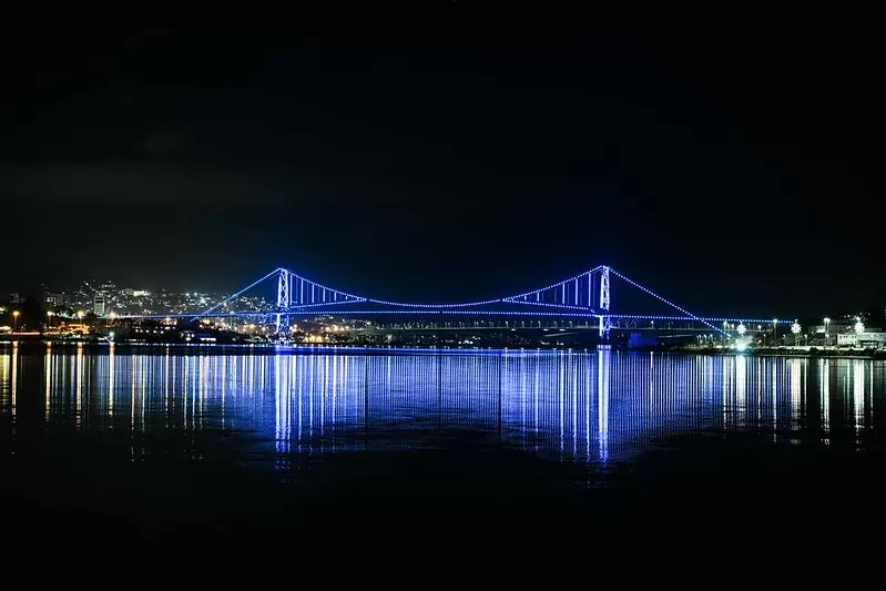 Ponte Hercílio Luz brilha em seu aniversário de 99 anos