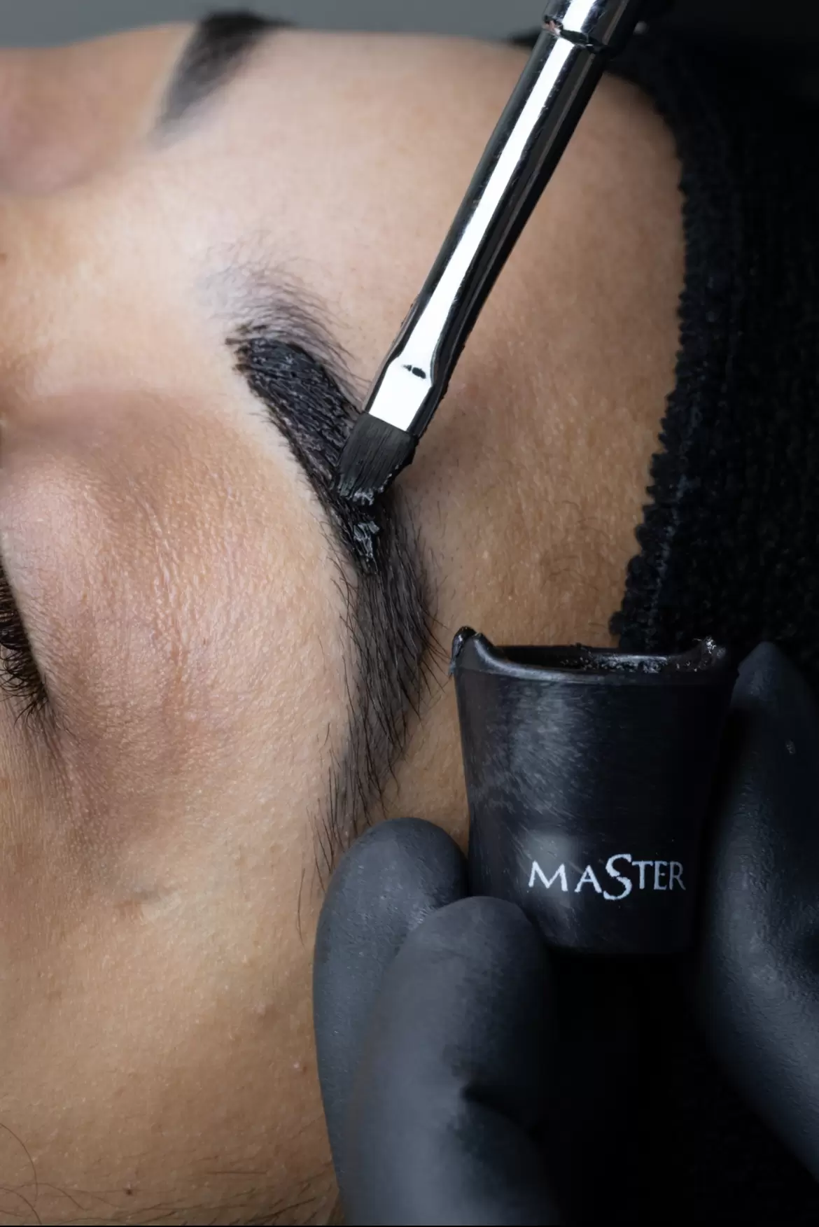 Henna de sobrancelhas volta com força e ganha nova geração de fórmulas seguras