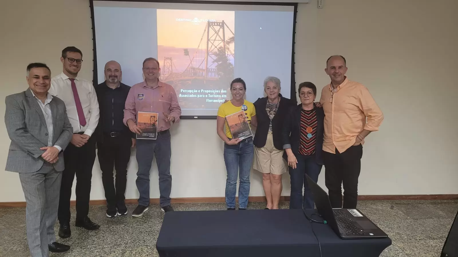 Turismo: candidatos a prefeito recebem estudo com demandas e soluções do Destino Floripa & Região