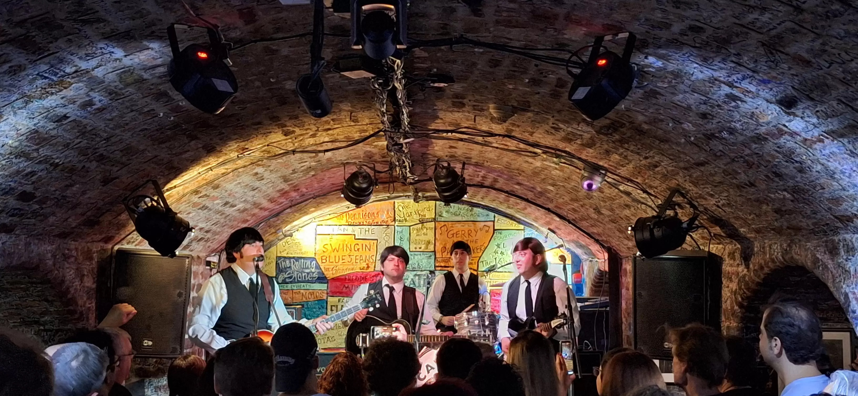 Banda Star Beatles sobe ao palco do Hard Rock Cafe Florianópolis