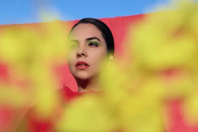 AMANDA LINHARES LANÇA MÚSICA NOVA, CLIPE E FINANCIAMENTO COLETIVO EM FLORIANÓPOLIS