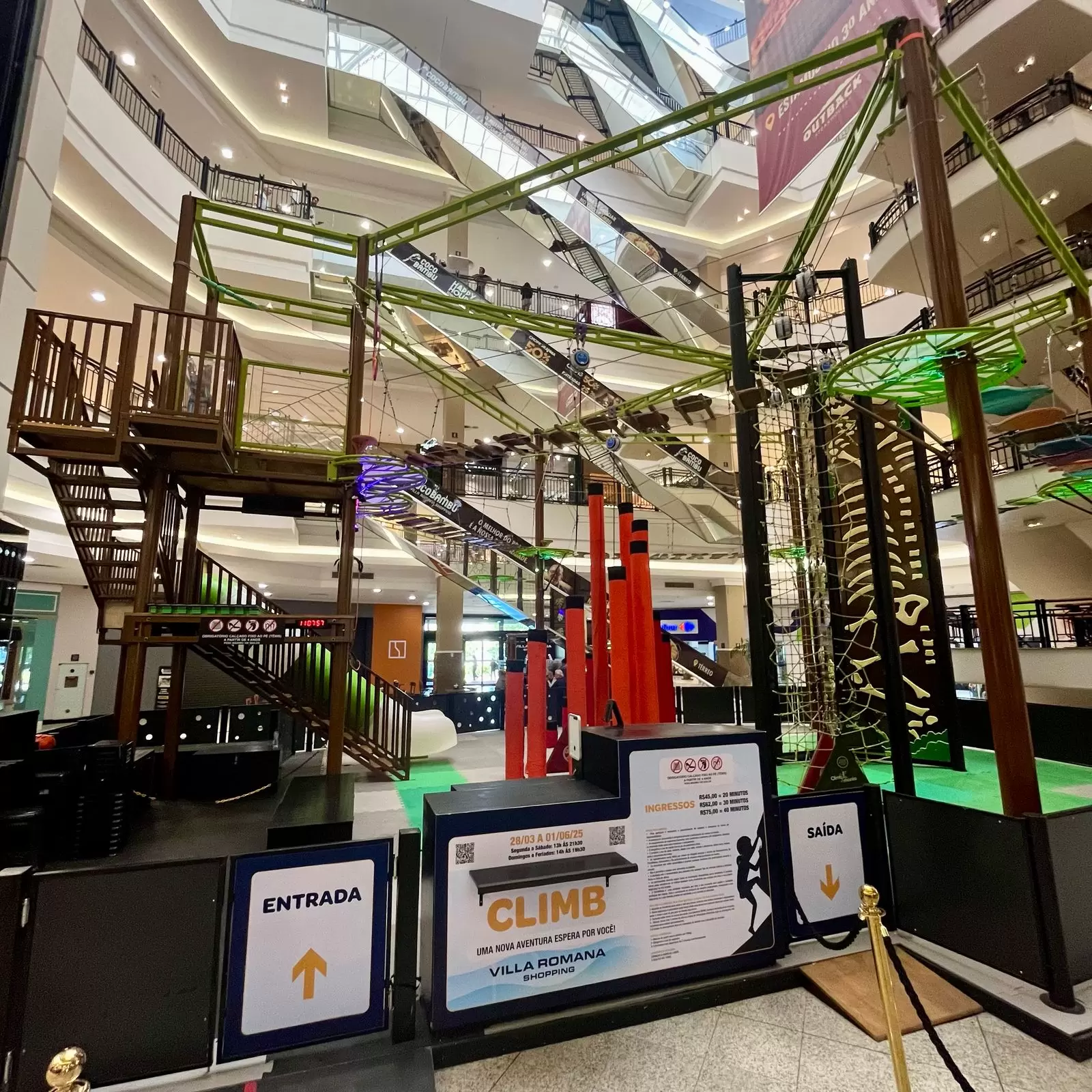Atração com desafios de escalada e arvorismo movimenta o Villa Romana Shopping