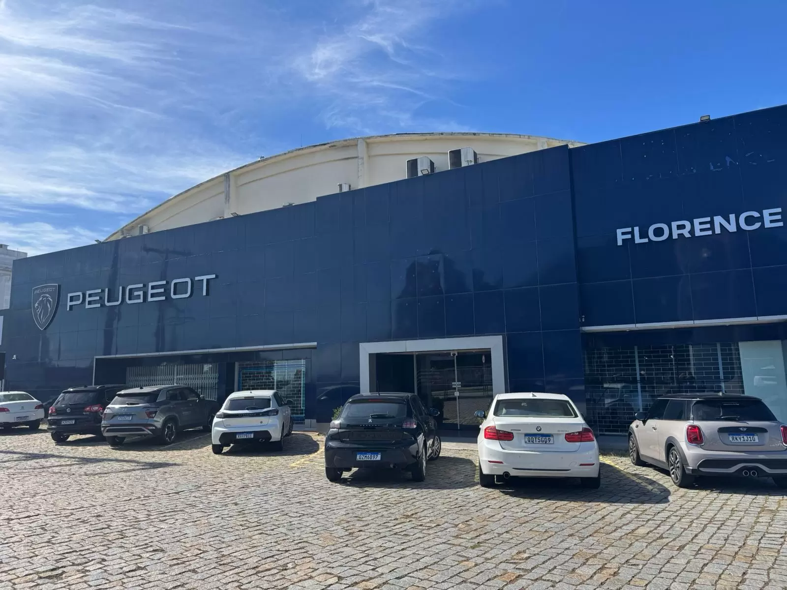 Florence Peugeot celebra 25 anos de presença em Santa Catarina com evento para clientes e amigos