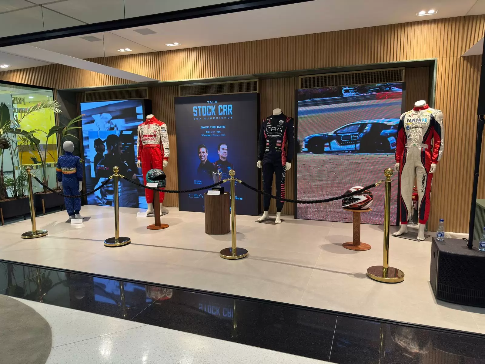 Últimos dias para conferir exposição e simulador da Stock Car no Villa Romana Shopping