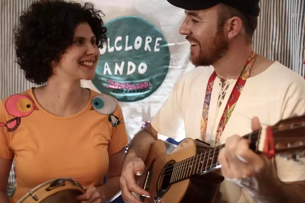 Boi de Mamão, mágica e palhaçaria na programação de maio do Domingo com Teatro