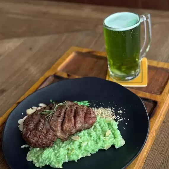 Saint Patrick’s Day no BravaMall traz pratos inéditos, chope verde e clima irlandês à Praia Brava