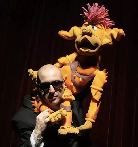 Domingo com Teatro apresenta mágica, bonecos e circo em espetáculo gratuito neste final de semana