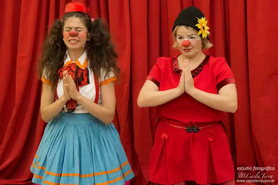 Domingo com Teatro terá palhaçaria, malabarismo e muita música gratuita em shopping da Capital