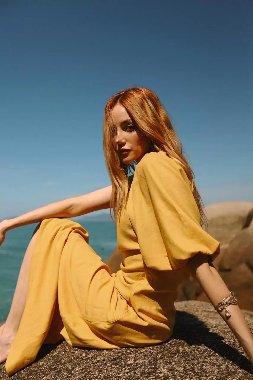 Moda e ancestralidade: Athina T. inaugura em Floripa apostando em elegância despretensiosa e homenagem a raízes gregas