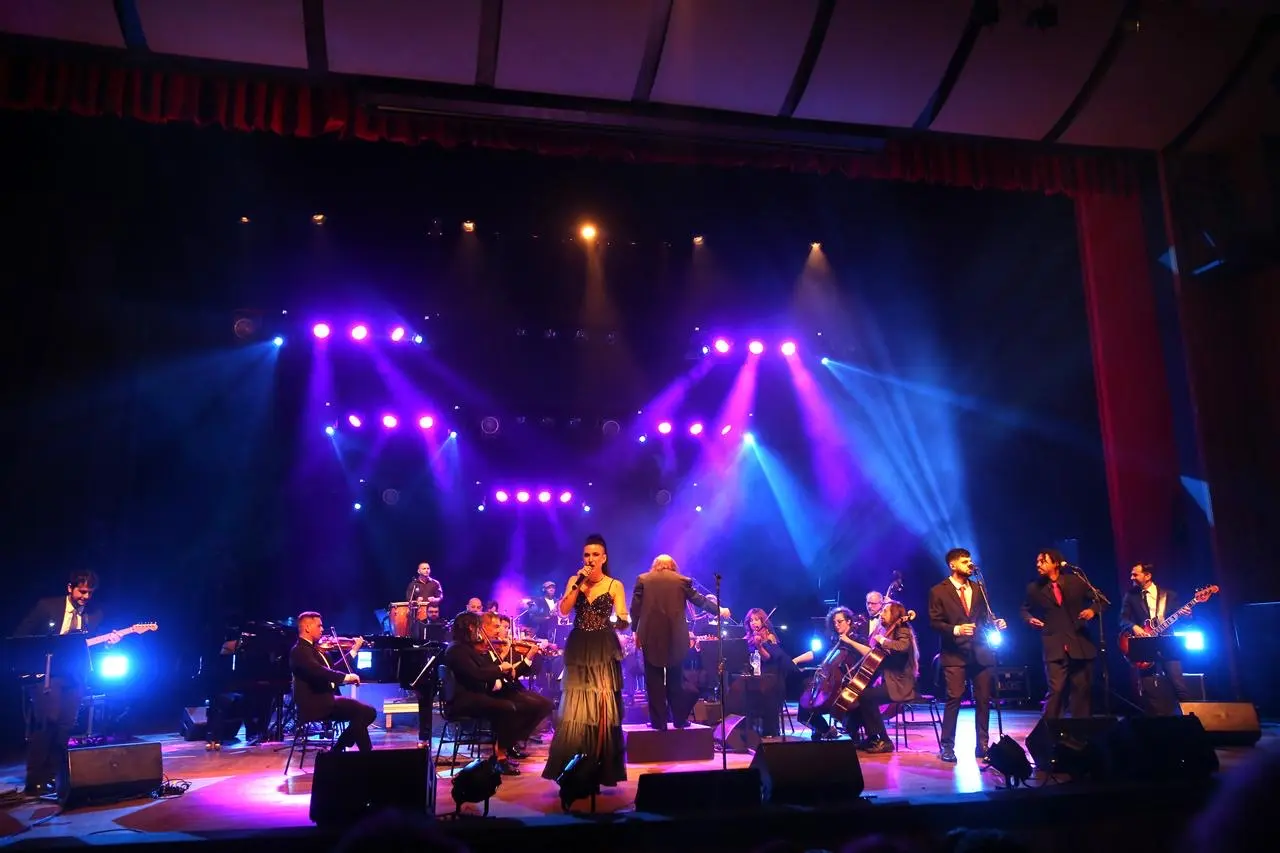Ossca e Abruna levam sucessos da Rita Lee ao palco do teatro do CIC, em Florianópolis