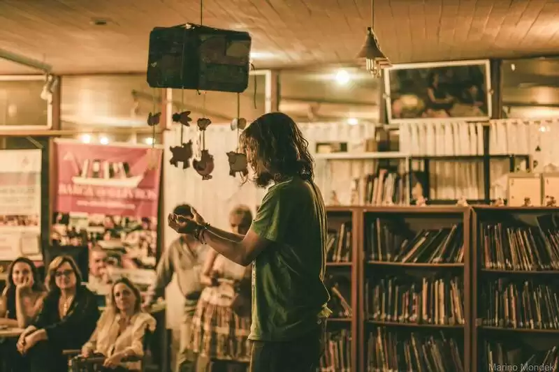 Em abril, Domingo com Teatro terá espetáculos de percussão e poesia, contação de histórias e do boi de mamão com Dona Bilica