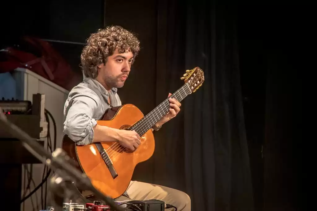 Espaço Um tom para cantar tem matriculas abertas para diversos cursos