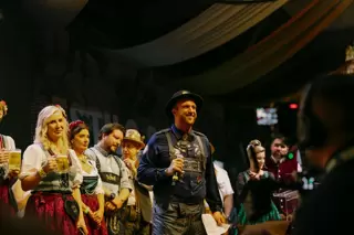 Sangria do barril de Spaten marca a abertura da 40ª Oktoberfest de Blumenau