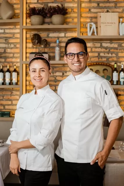 Casal de chefs peruanos ensina receita afetiva e acessível para transformar qualquer refeição em um momento especial