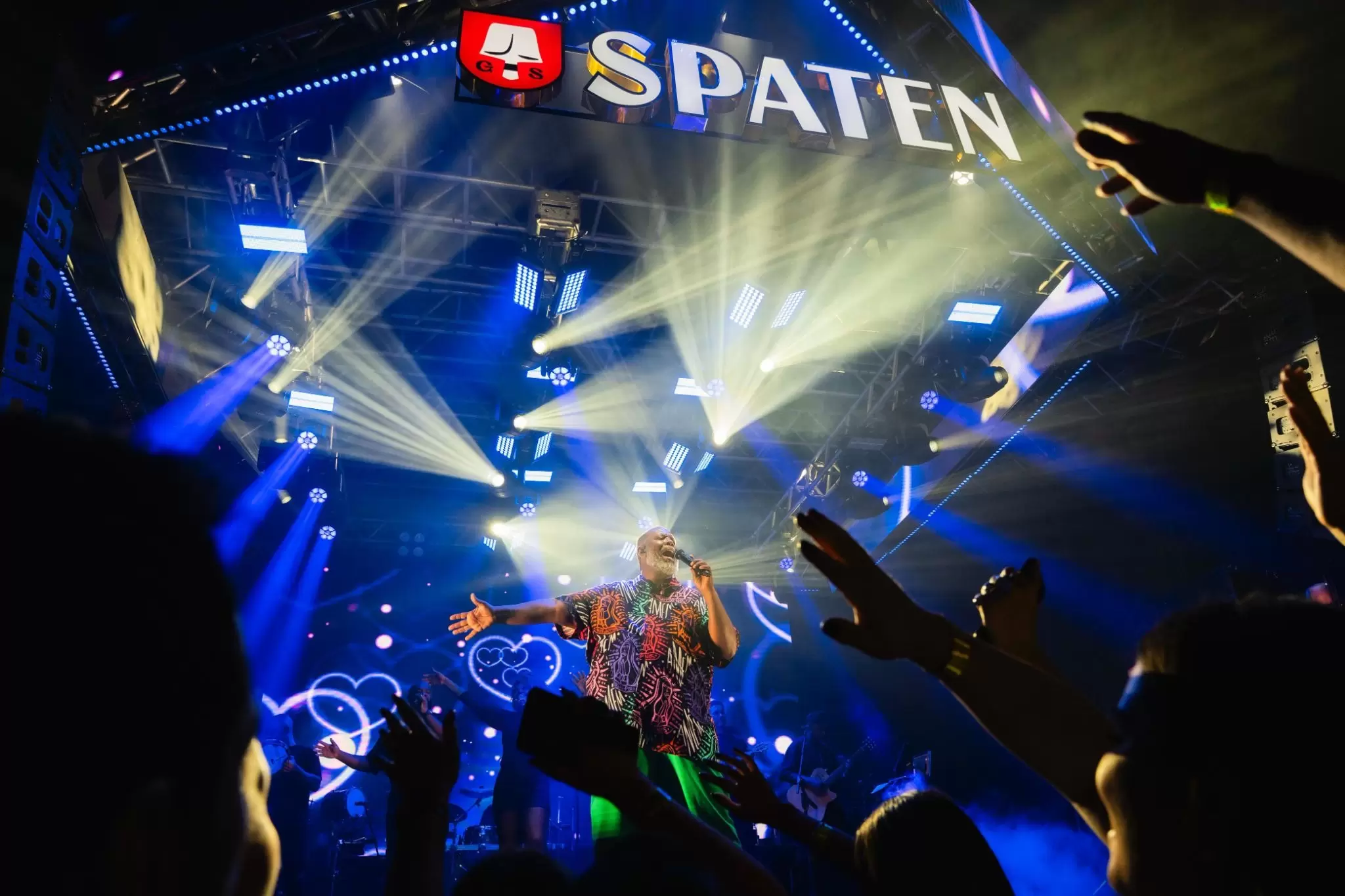 Camarote Spaten faz história com show de Péricles na Oktoberfest de Blumenau