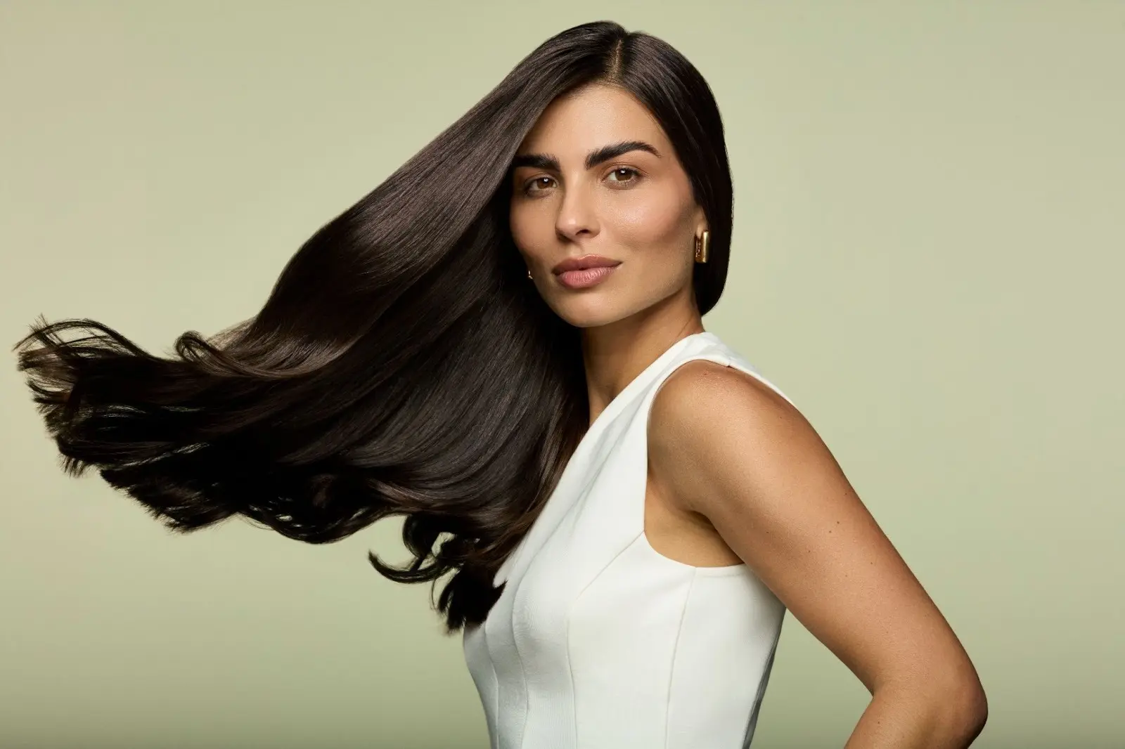 Entre coques polidos e texturas naturais: Miró Rodrigues, embaixador de Natura Lumina, destaca as tendências de cabelo do red carpet mais aguardado do ano