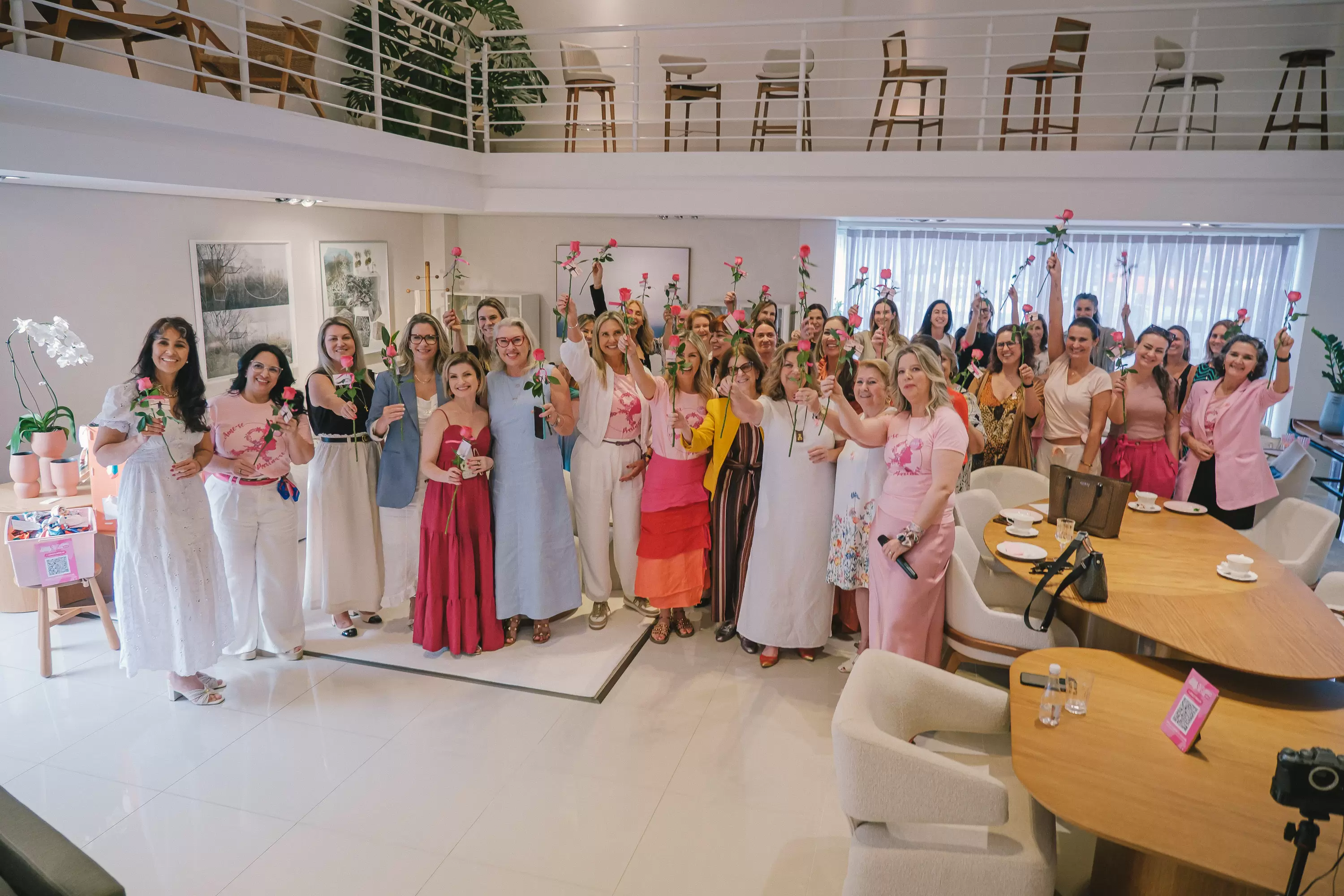  Dia Rosa Casa & Design angaria doação de lenços para o CEPON