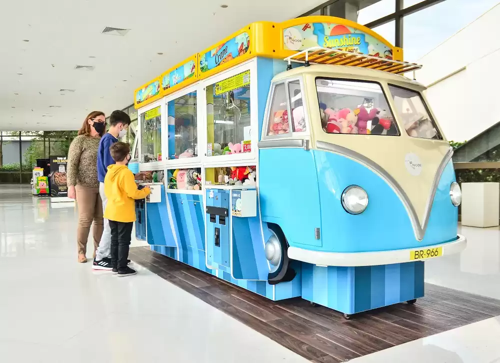 Pelúcias de Natal invadem as gruas da BR Machine