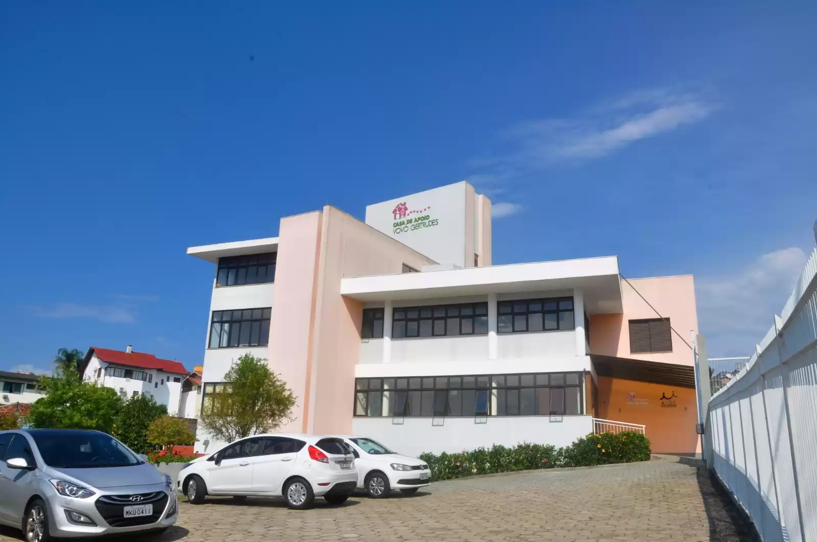 Primeira EXPOART BMW TOP CAR promove leilão beneficente para AVOS, em Florianópolis