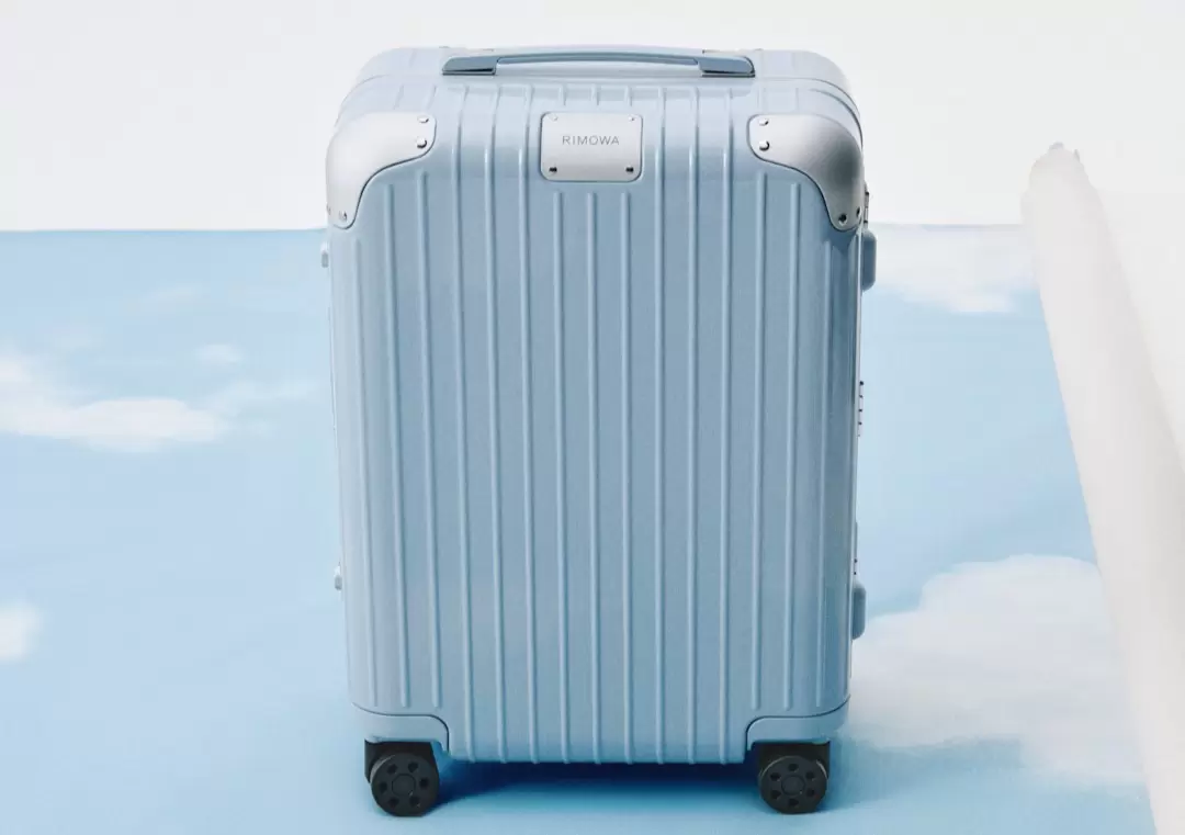 Rimowa apresenta Sky Blue como cor da temporada na coleção Hybrid