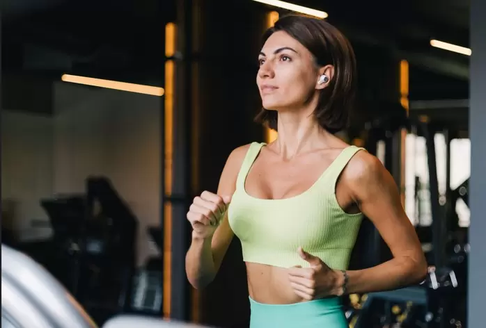 Grandes redes mundiais de fitness como a Equinox exploram ambientes futuristas com LED para atrair alunos